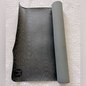 Lululemon reversible mat 3mm - great for hot yoga!